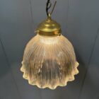 Middelgrote persglazen Holophane hanglamp met messing armatuur