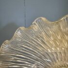 Middelgrote persglazen Holophane hanglamp met messing armatuur