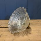 Middelgrote persglazen Holophane hanglamp met messing armatuur