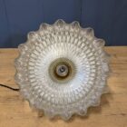 Middelgrote persglazen Holophane hanglamp met messing armatuur