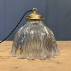 Middelgrote persglazen Holophane hanglamp met messing armatuur