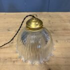 Middelgrote persglazen Holophane hanglamp met messing armatuur