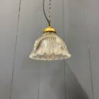 Middelgrote persglazen Holophane hanglamp met messing armatuur