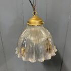 Middelgrote persglazen Holophane hanglamp met messing armatuur