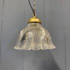 Middelgrote persglazen Holophane hanglamp met messing armatuur