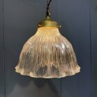 Middelgrote persglazen Holophane hanglamp met messing armatuur