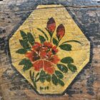 Houten volkskunst bak beschilderd met bloemen