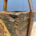 Houten volkskunst bak beschilderd met bloemen