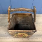 Houten volkskunst bak beschilderd met bloemen