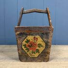 Houten volkskunst bak beschilderd met bloemen