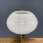 Antieke messing tafellamp met gewolkte glazen kap