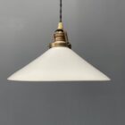 Opaline glazen hanglamp met schuine kap