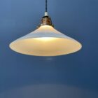 Opaline glazen hanglamp met schuine kap