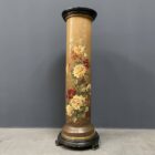 Grote antieke zuil beschilderd met bloemen
