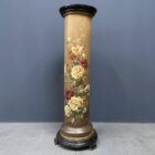 Grote antieke zuil beschilderd met bloemen