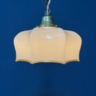 Vintage beige glazen hanglamp met messing armatuur