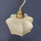 Vintage beige glazen hanglamp met messing armatuur