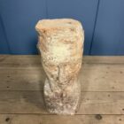 Oud verweerd uit hout gesneden hoofd