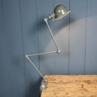 Donkergrijze drie-arms Jielde tafel klemlamp