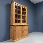 Grote antieke pitch pine schoolkast