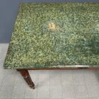 Oude Franse keukentafel met groen blad