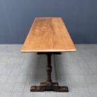 Antieke Franse bistro tafel met licht iepen houten blad