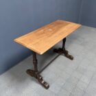 Antieke Franse bistro tafel met licht iepen houten blad