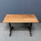 Antieke Franse bistro tafel met licht iepen houten blad