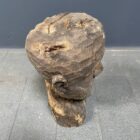 Verweerd uit hout gesneden houten hoofd