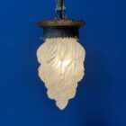 Antieke glazen vlam lamp met messing armatuur