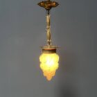 Antieke glazen vlam lamp met messing armatuur