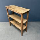 licht houten schappen kast met ranke pootjes