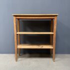 licht houten schappen kast met ranke pootjes