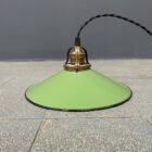 Groen emaille hanglamp met messing armatuur