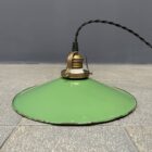 Groen emaille hanglamp met messing armatuur