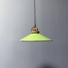 Groen emaille hanglamp met messing armatuur