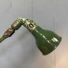Donkergroene drie-arms Mek Elek machinelamp