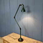 Donkergroene drie-arms Mek Elek machinelamp