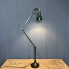 Donkergroene drie-arms Mek Elek machinelamp