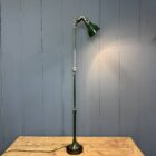 Donkergroene drie-arms Mek Elek machinelamp