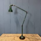 Donkergroene drie-arms Mek Elek machinelamp
