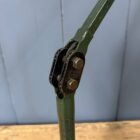 Donkergroene drie-arms Mek Elek machinelamp