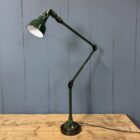 Donkergroene drie-arms Mek Elek machinelamp