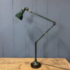 Donkergroene drie-arms Mek Elek machinelamp