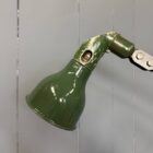 Donkergroene drie-arms Mek Elek machinelamp