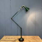 Donkergroene drie-arms Mek Elek machinelamp