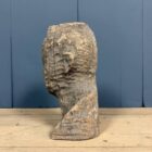 grof uit hout gesneden houten hoofd