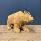 Uit hout gesneden beer