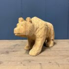 Uit hout gesneden beer