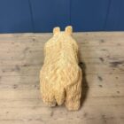 Uit hout gesneden beer